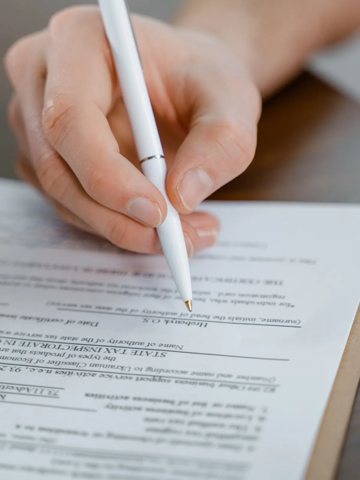 Firma de un trámite contable sobre un escritorio